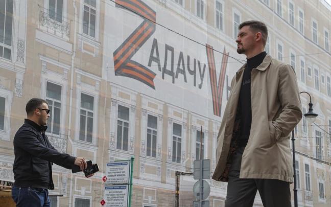 Dos hombres pasean por Mosc&uacute;.