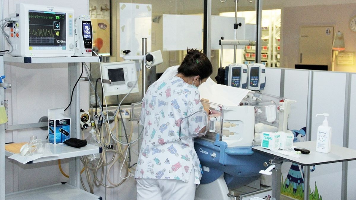 Una sanitaria atiende a un recién nacido en un hospital.