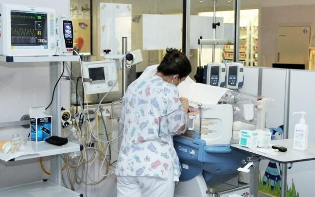 Una sanitaria atiende a un recién nacido en un hospital. Una sanitaria atiende a un recién nacido en un hospital.