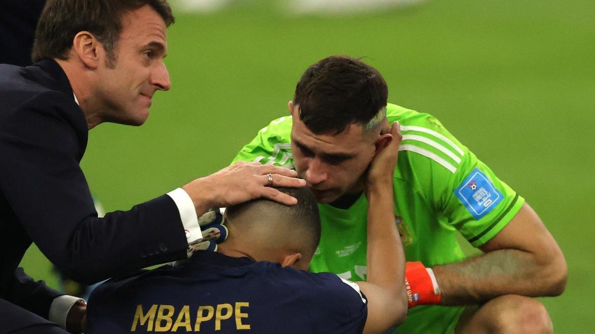 Macron junto a Kylian Mbappé y el argentino 'Dibu' Martínez.