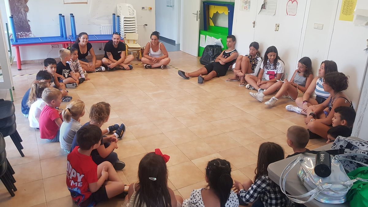 Al comienzo de cada día, organizan una pequeña asamblea.