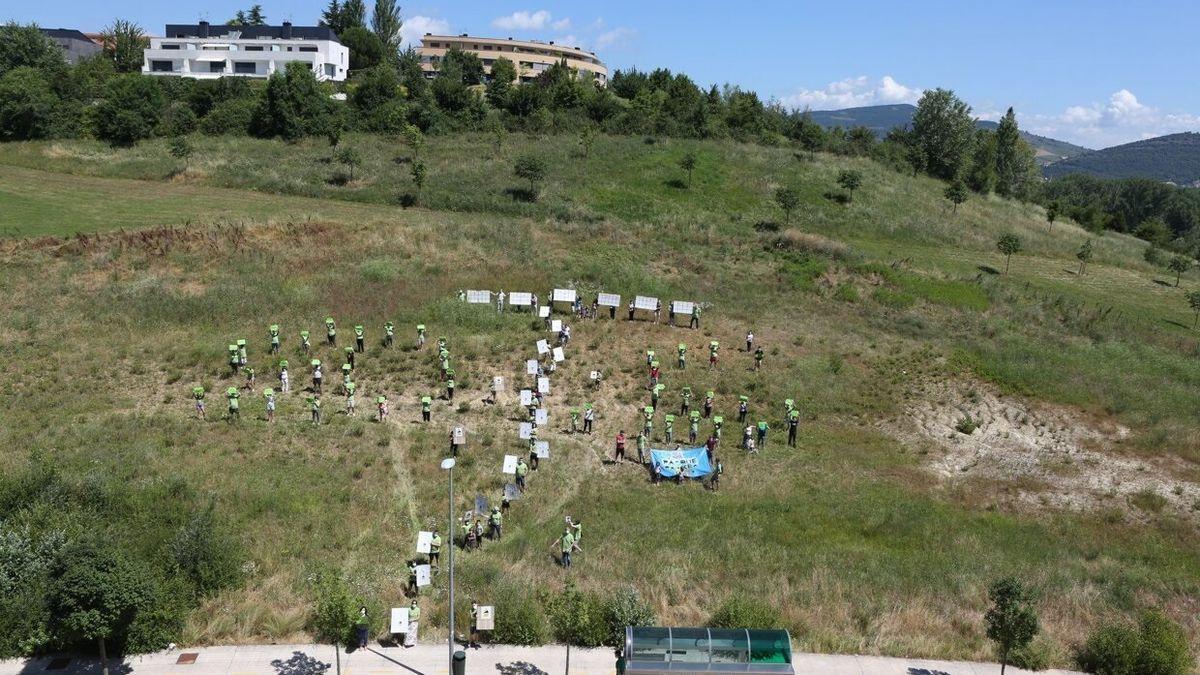 Concentración de vecinos de Erripagaña con el lema "SOS Ripa: la desescalada", en contra de la construcción de 91 VPO proyectadas en la ladera de la Ripa Sur.