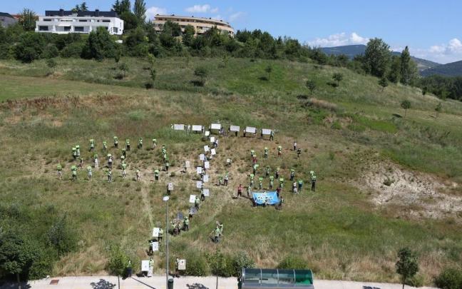 Concentración de vecinos de Erripagaña con el lema "SOS Ripa: la desescalada", en contra de la construcción de 91 VPO proyectadas en la ladera de la Ripa Sur. Concentración de vecinos de Erripagaña con el lema "SOS Ripa: la desescalada", en contra de la construcción de 91 VPO proyectadas en la ladera de la Ripa Sur.