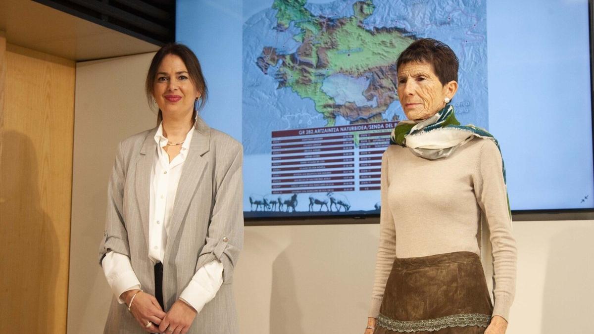 Ana Rosa López de Uralde y Loli Muñoz, ayer en la presentación en la Diputación de Álava