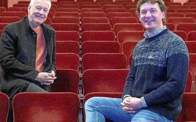 Andreas Prittwitz y Luis Ordu&ntilde;a, director de la Banda, en el patio de butacas del Principal. | FOTO: ALEX LARRETZI