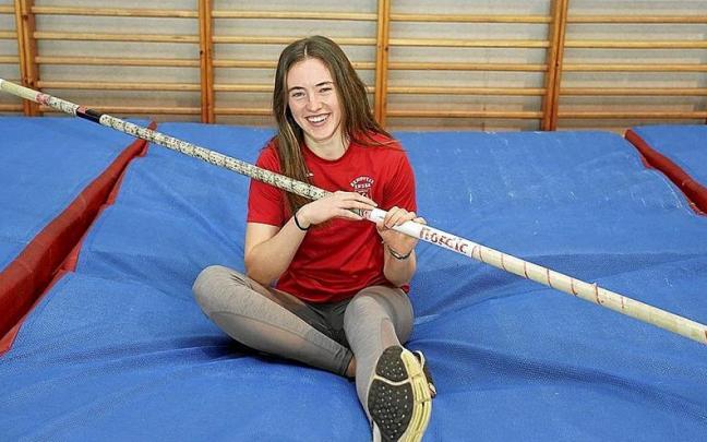 Ane Castillo posa en el módulo de Mendizorroza junto a una pértiga.