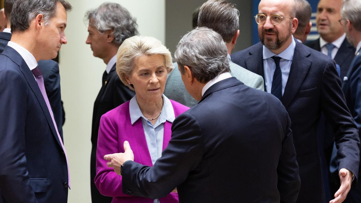 El primer ministro de Bélgica Alexander De Croo, la presidenta de la Comisión Europea, Ursula Von der Leyen, y el presidente del Consejo Europeo, Charles Michel.