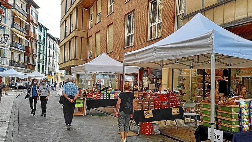 Zumaiarras comprando en el d&iacute;a de Braderie el a&ntilde;o pasado. | FOTO: N.G.