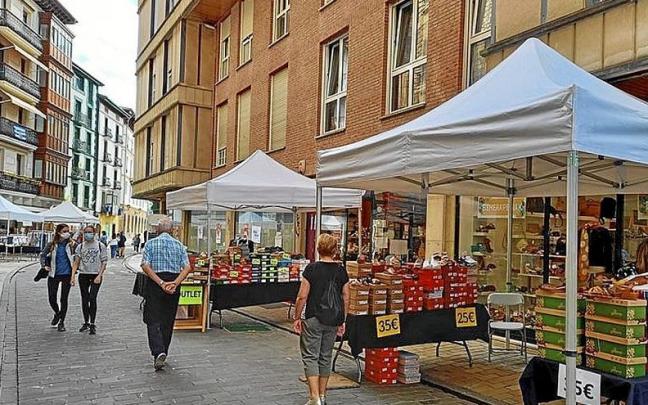 Zumaiarras comprando en el d&iacute;a de Braderie el a&ntilde;o pasado. | FOTO: N.G.