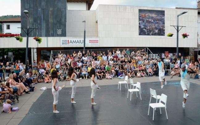 Ikuskizun ederra eskaini zuten Kimua Dantza Kolektiboko kideek Elizondon.
