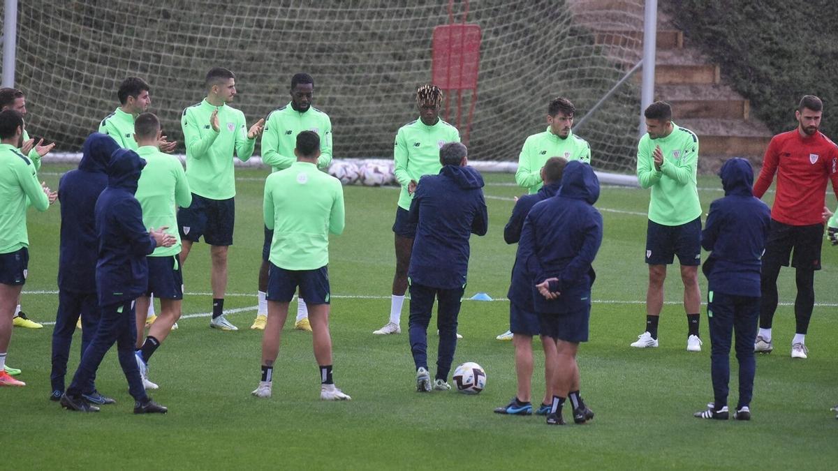 Ernesto Valverde habla con sus jugadores al comienzo del entrenamiento de ayer en Lezama.