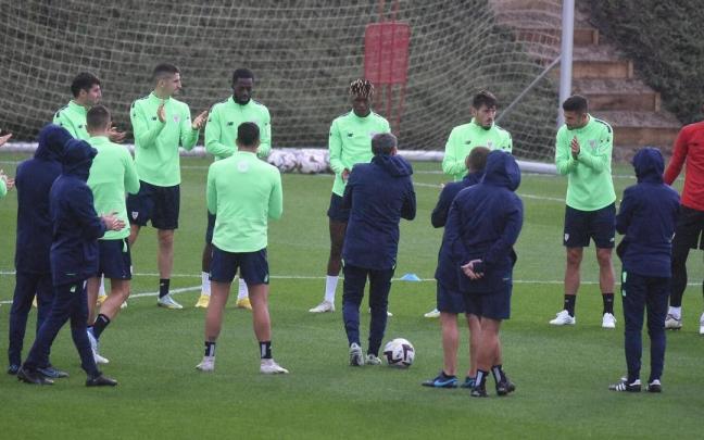 Ernesto Valverde habla con sus jugadores al comienzo del entrenamiento de ayer en Lezama. Ernesto Valverde habla con sus jugadores al comienzo del entrenamiento de ayer en Lezama.