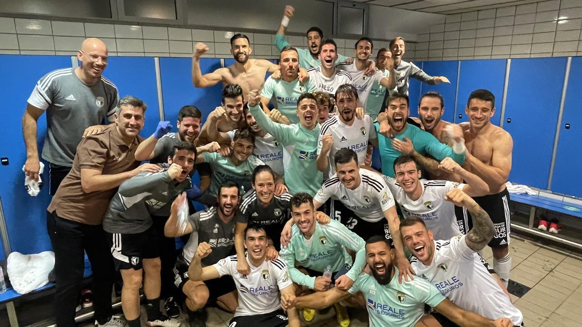 Jugadores del Burgos celebrando el triunfo en Las Palmas.