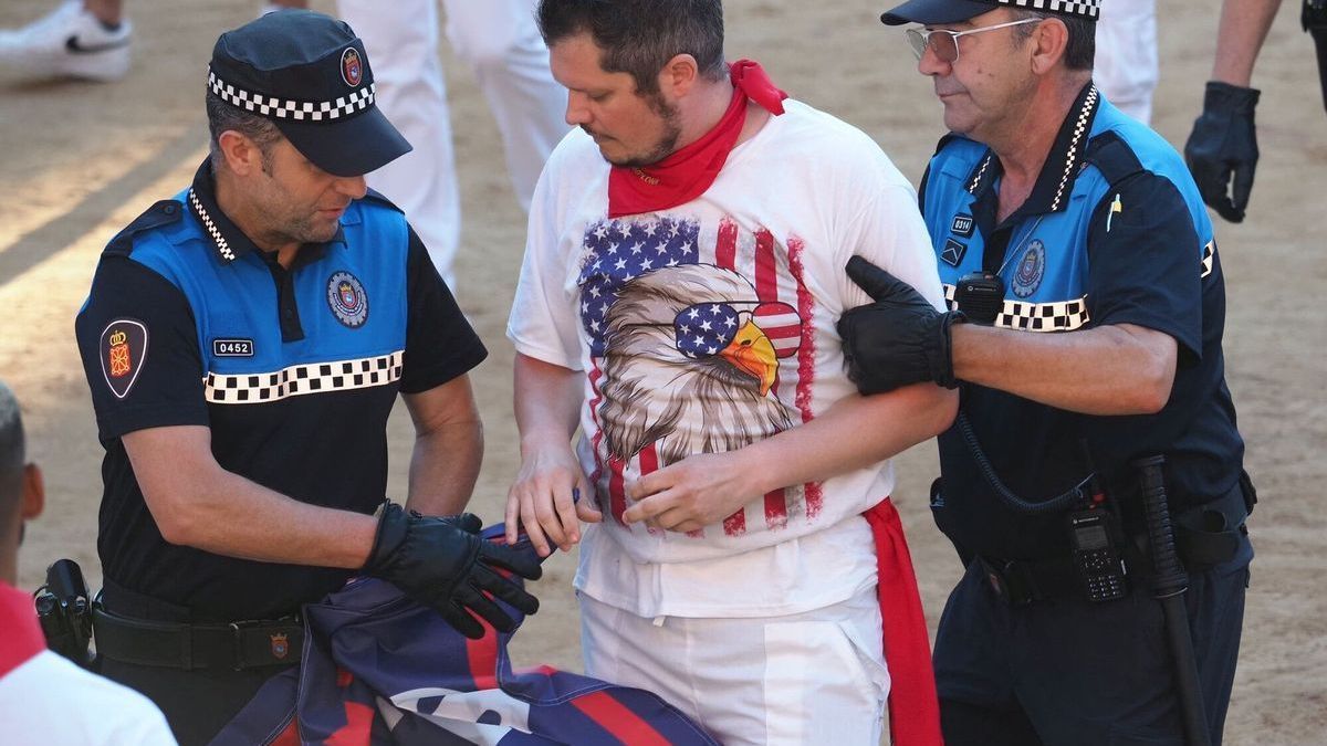 Imagen de la polic&iacute;a retirando la bandera