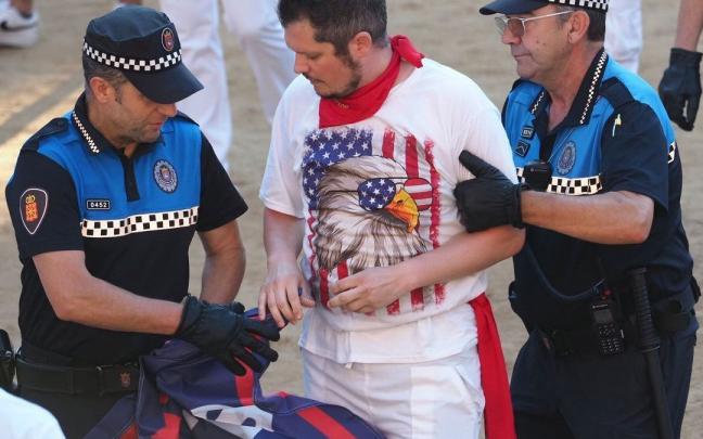 Imagen de la polic&iacute;a retirando la bandera