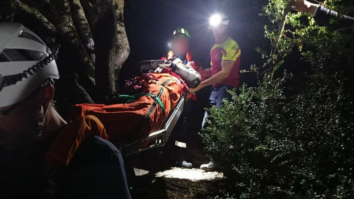 El escalador en Etxauri, trasladado en camilla.