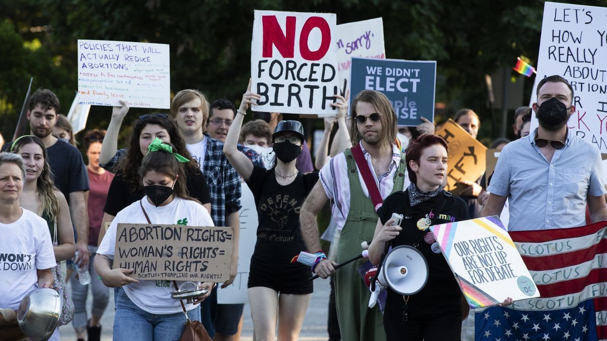 Activistas pro-aborto protestan en Virginia.