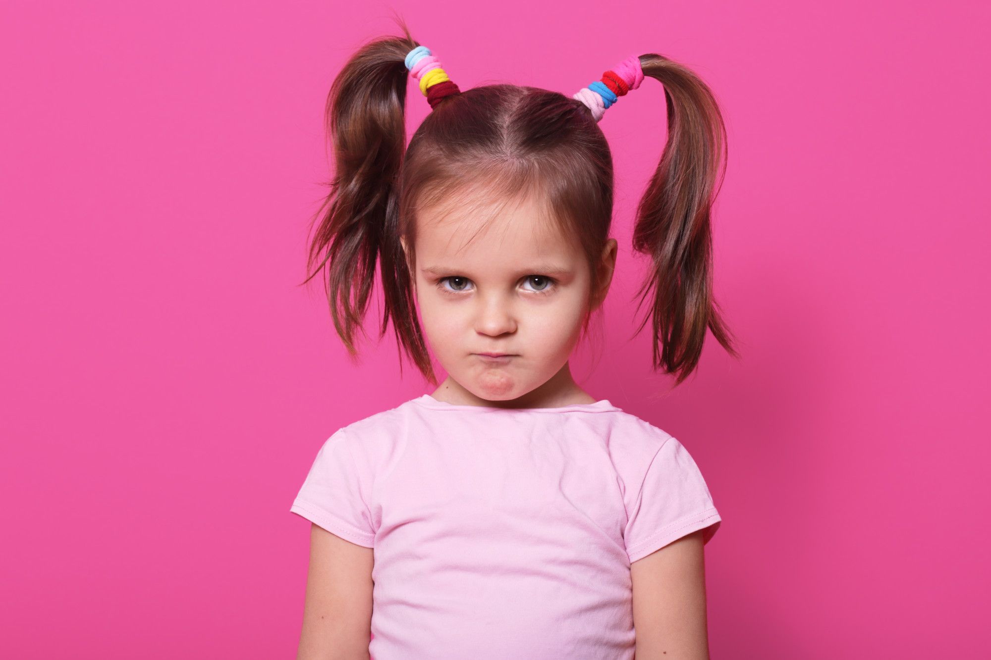 Una niña con gesto de enfado.
