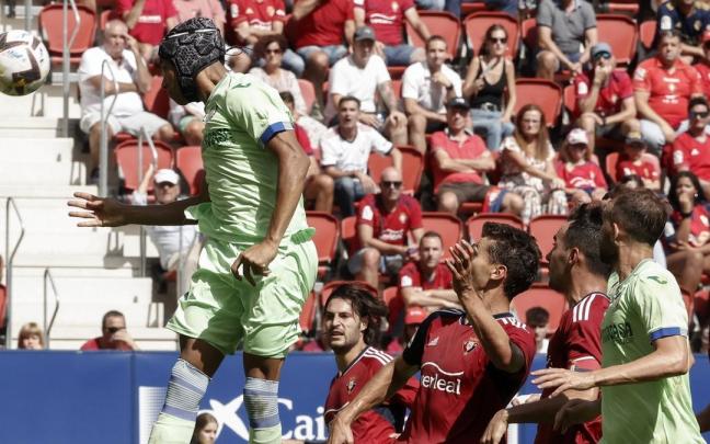 Gast&oacute;n, defensa del Getafe, intenta un remate de cabeza.