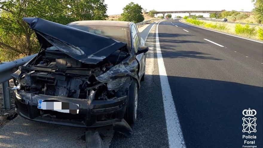 El coche del conductor accidentado ebrio en la AP-15.