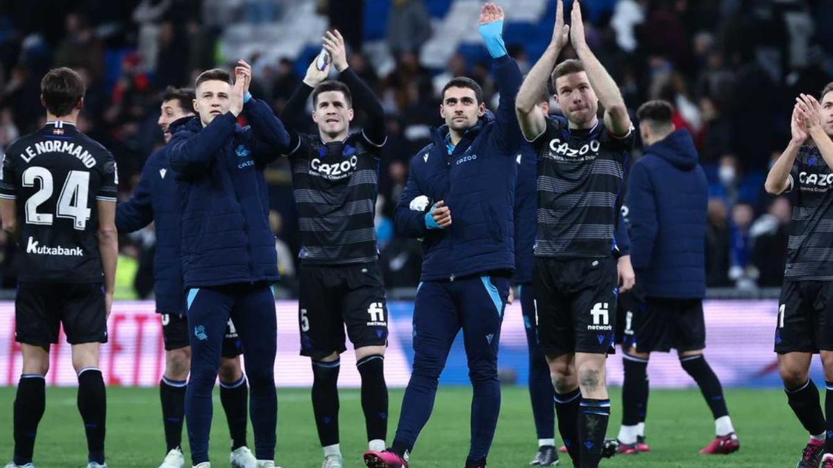 Varios jugadores de la Real saludan este domingo a la afición txuri-urdin presente en el Santiago Bernabéu, tras el partido ante el Real Madrid.