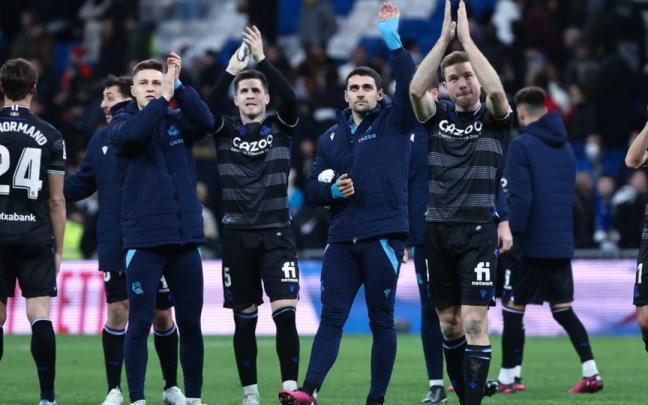 Varios jugadores de la Real saludan este domingo a la afición txuri-urdin presente en el Santiago Bernabéu, tras el partido ante el Real Madrid.