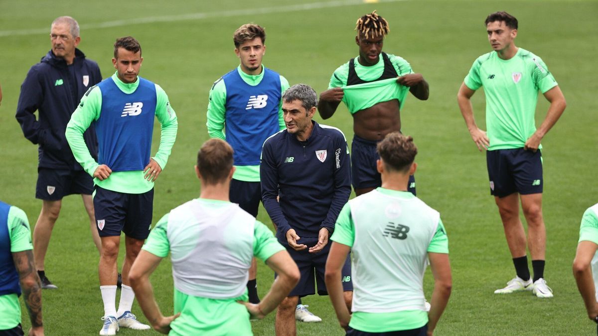 Ernesto Valverde da órdenes a sus futbolistas en el entrenamiento matinal de ayer.