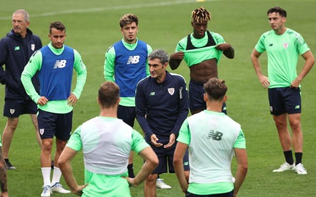 Ernesto Valverde da órdenes a sus futbolistas en el entrenamiento matinal de ayer. Ernesto Valverde da órdenes a sus futbolistas en el entrenamiento matinal de ayer.