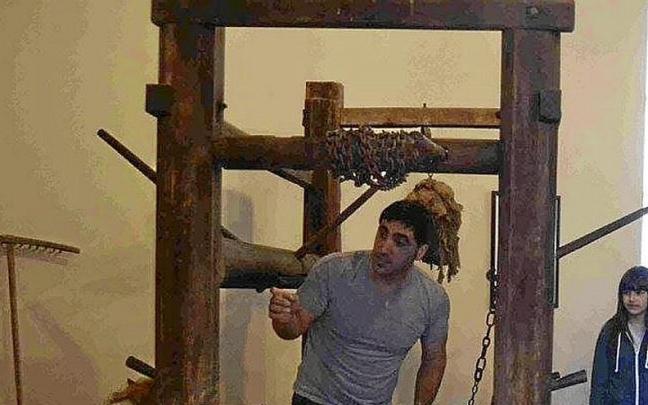 Potro de herraje en el museo etnogr&aacute;fico de Artziniega.