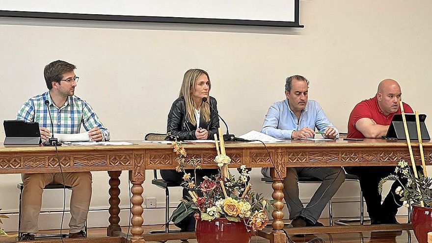 La alcaldesa de Beasain, Leire Artola, en uno de los Plenos, junto a parte de su equipo de gobierno.