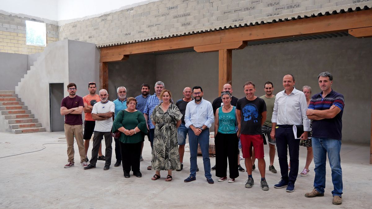 El director general de Administración Local y Despoblación, Jesús Mª Rodríguez, el presidente de la Mancomunidad de Malerreka, Jon Telletxea; acompañados por los alcaldes de Santesteban / Doneztebe, Bertizarana, Don