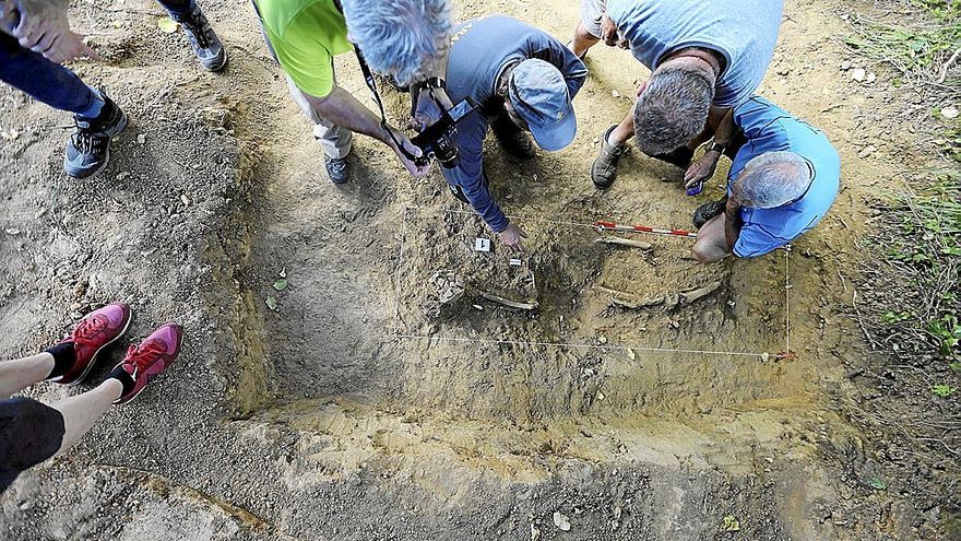 Trabajos de exhumación de los restos de un gudari en una fosa de Mendata. | FOTO: ZIGOR ALKORTA