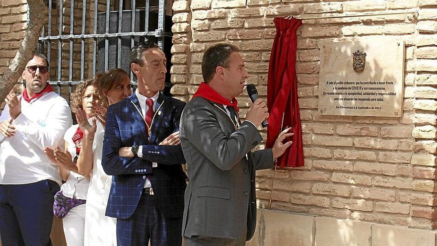 El alcalde, Óscar Bea, destapa la placa en homenaje a sus vecinos y vecinas.