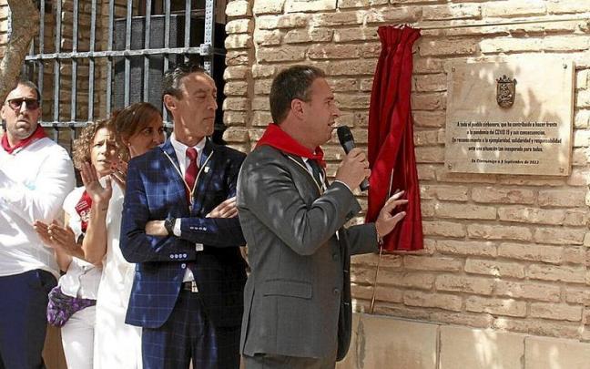 El alcalde, &Oacute;scar Bea, destapa la placa en homenaje a sus vecinos y vecinas.