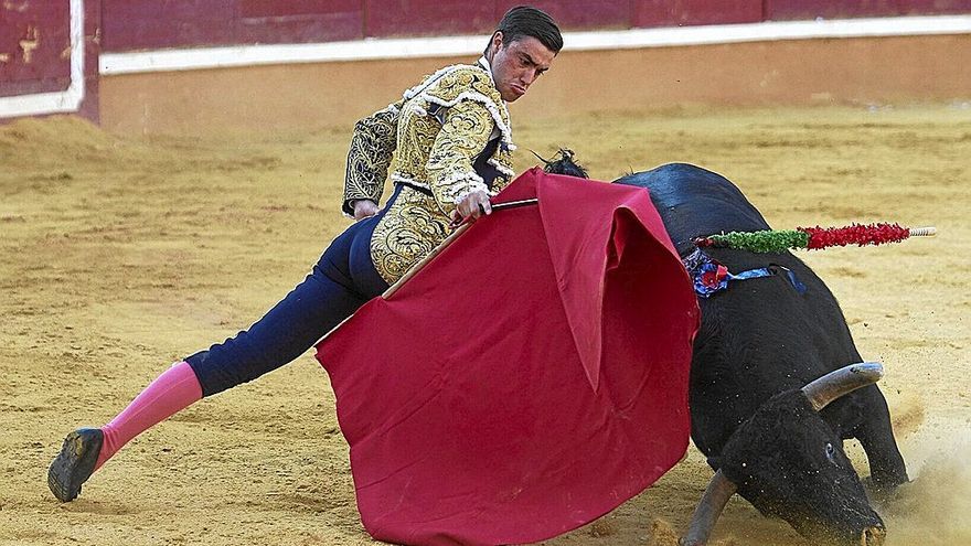 Alejandro Gardel, muy compuesto en toda su puesta en escena, se dobla en el inicio de faena ante el mejor utrero, el 4º, ‘Cartujano’.