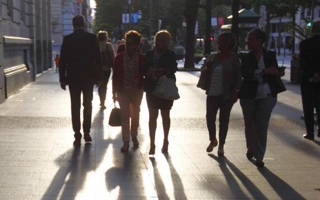Gente caminando por la capital vizcaina. Gente caminando por la capital vizcaina.