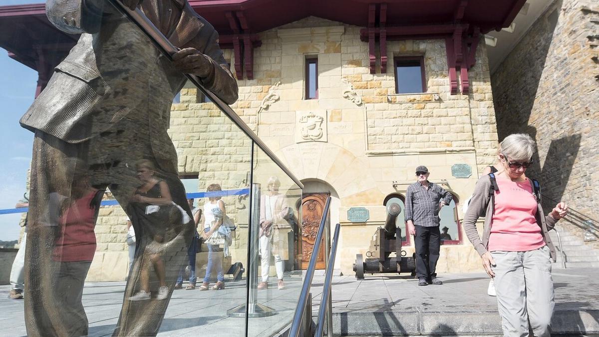 Estatua Vicente Zaragüeta, junto al Aquarium.