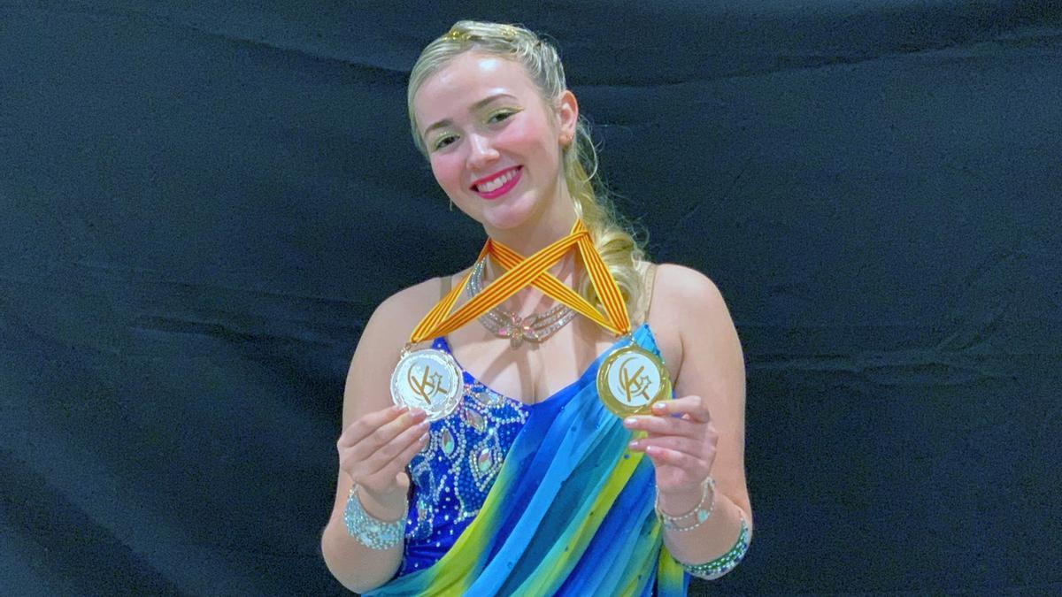 Olaia Tejeda, exultante, con las medallas conseguidas sobre patines.