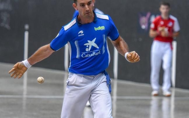 Urrutikoetxea, en un momento del partido de ayer en Lekeitio.