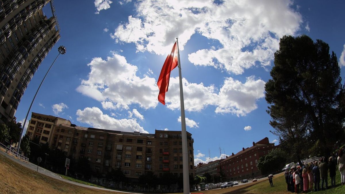 Inauguración este jueves en la Plaza de los Fueros la bandera de Navarra XXL.