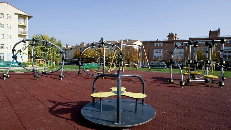 Parque infantil del Grupo Urdánoz, en Etxabakoitz.