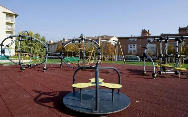 Parque infantil del Grupo Urdánoz, en Etxabakoitz. Parque infantil del Grupo Urdánoz, en Etxabakoitz.