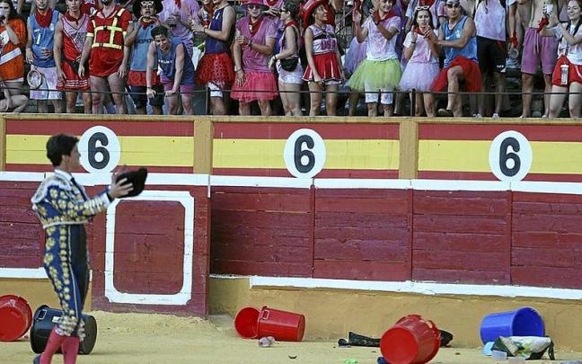 Esa&uacute; Fern&aacute;ndez da la vuelta al ruedo ante las pe&ntilde;as, con un mont&oacute;n de cubos a sus pies.