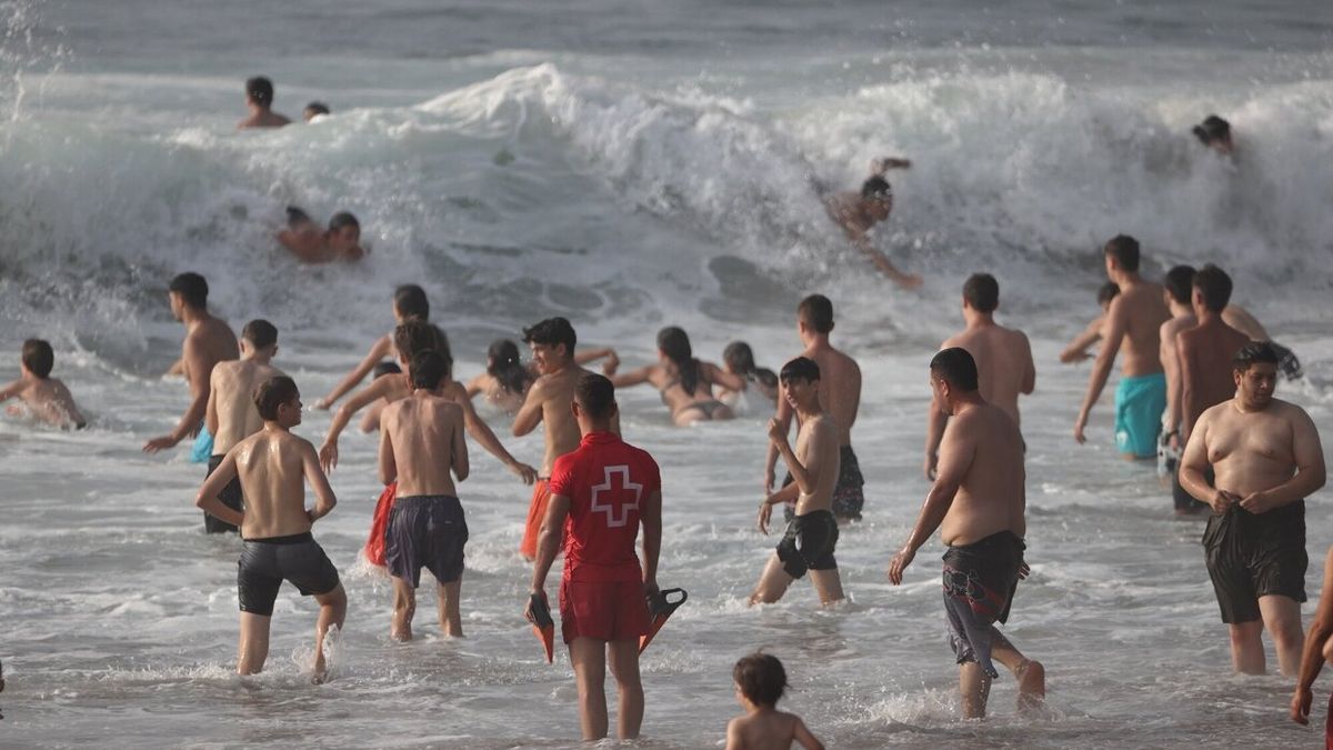 Bañistas en la playa de Arrietara, Sopelana