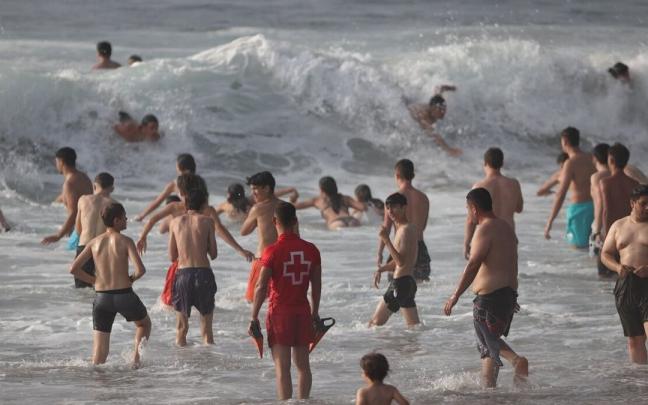 Bañistas en la playa de Arrietara, Sopelana Bañistas en la playa de Arrietara, Sopelana