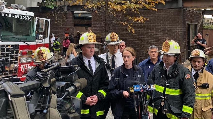 Los responsables de los bomberos de Nueva York atienden a los medios.