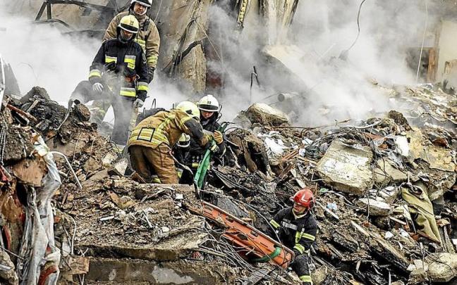 Los servicios de rescate ucraniano continuaban ayer trabajando en el edificio atacado en Dnipró. | FOTO: EFE