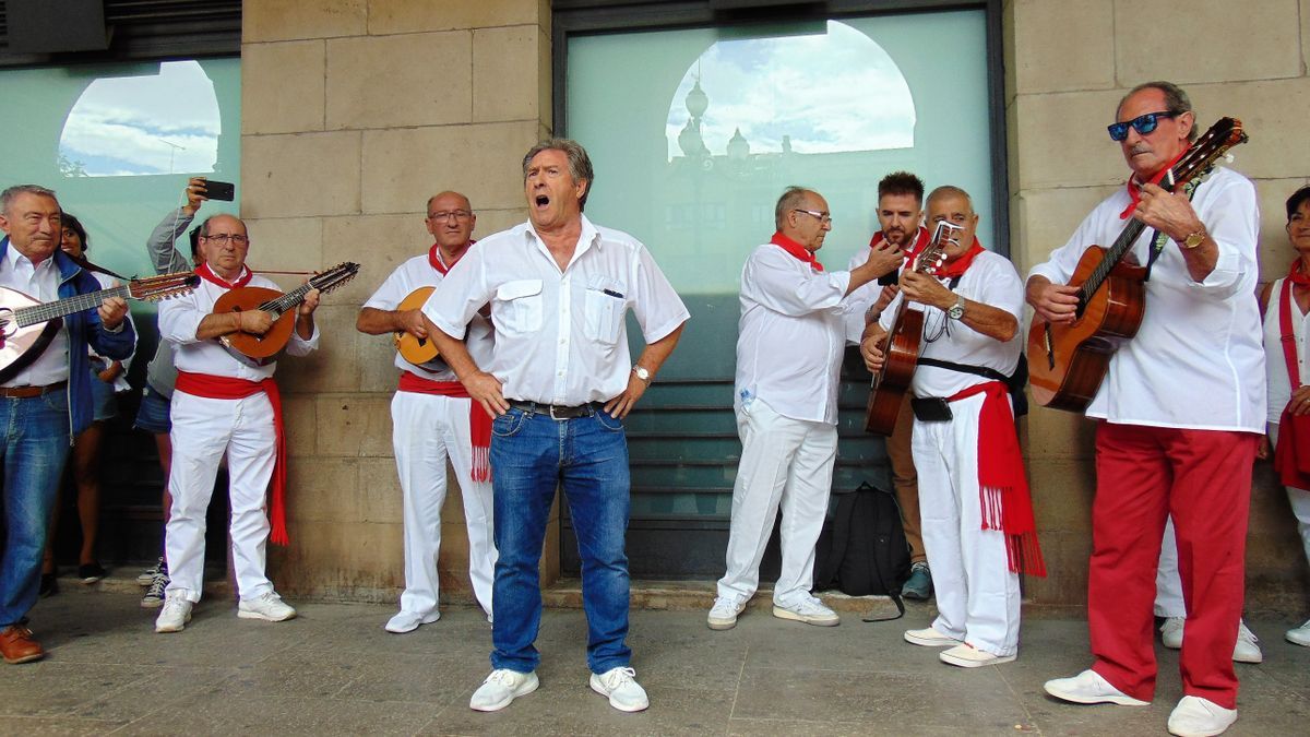 Un jotero inicia la ronda musical a través de las calles en el día de los mayores de las fiestas de Tafalla.