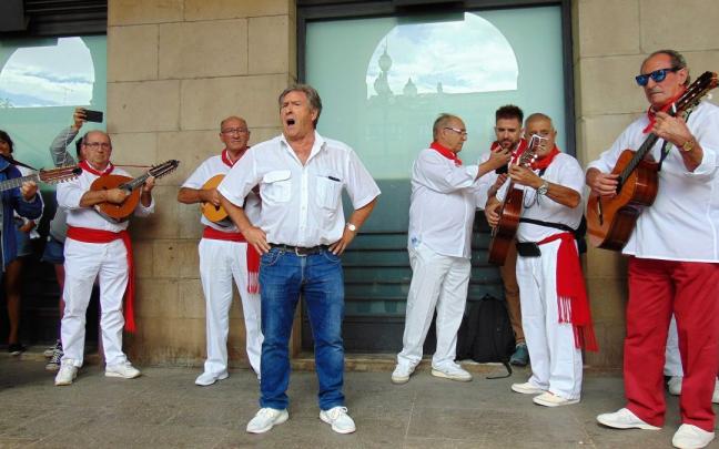 Un jotero inicia la ronda musical a través de las calles en el día de los mayores de las fiestas de Tafalla.