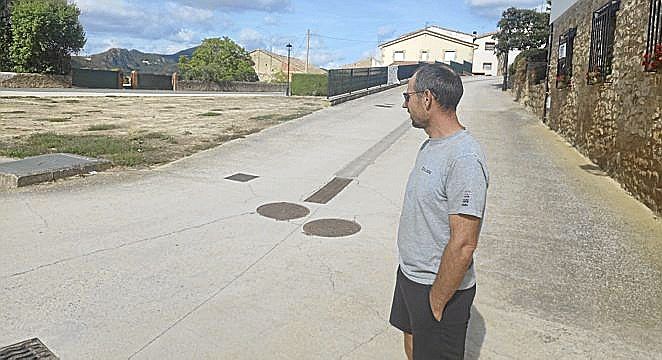 El alcalde de Oco, Roberto Arbizu, mira hacia una zona donde se podría ubicar un parque fotovoltaico.